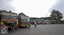 Sejumlah bus AKAP terparkir di Terminal Pulogadung, Jakarta, Selasa (19/7). Dinas Perhubungan dan Transportasi DKI, mengultimatum agar seluruh PO Bus AKAP di Terminal Pulogadung untuk pindah ke Terminal Pulogebang. (Liputan6.com/Yoppy Renato)