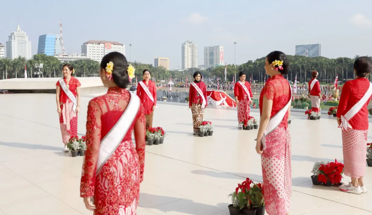 Barisan perempuan berkebaya dari perkumpulan Pertiwi Indonesia berdiri di sepanjang anak tangga Monumen Nasional (Monas), Jakarta, Rabu (17/8/2022). Sejumlah 200 perempuan berkebaya membentuk Barisan Penjaga Bendera Pusaka yang mengawal keluarnya Bendera Pusaka Merah Putih dan teks proklamasi dari tempat penyimpanan menuju Istana Merdeka. (FOTO: Dok. Pertiwi Indonesia)