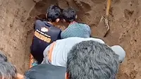Video warga Desa Tolotangga, Kecamatan Monta, Kabupaten Bima, Nusa Tenggara Barat (NTB), membongkar makam seorang warga yang baru sebulan meninggal, membuat geger banyak orang. (Liputan6.com/ Dok. @ Salome Kuah Mamagina)