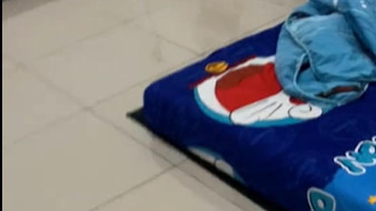 Seorang pria yang baru pulang kerja hingga larut malam dibuat tersenyum lantaran aksi sang istri.<br>