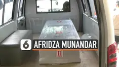 Peti jenazah Afridza Munandar, pembalap muda Indonesia yang meninggal di Sirkuit Sepang, Malaysia, tiba di Terminal Kargo, Bandara Soekarno Hatta, Senin (4/11/2019) sore.