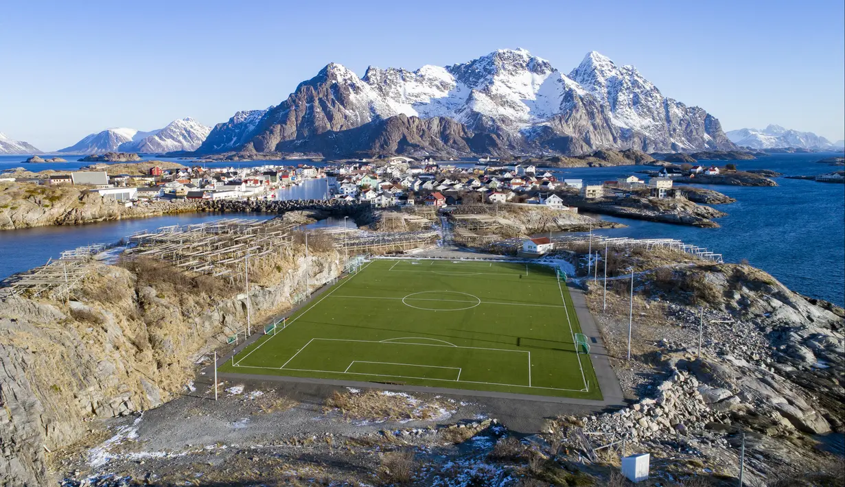 Pemandangan lapangan sepak bola Henninsvaer FC di Henningsvaer, Pulau Lofoten, Norwegia Utara, 8 Maret 2018. Di tempat ini kita bisa bermain sepak bola sekaligus menikmati keindahan gunung es yang menawan. (Olivier MORIN/AFP)