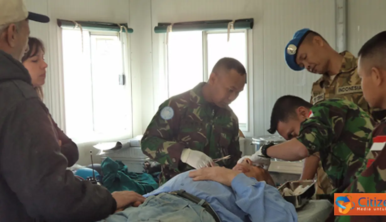 Citizen6, Lebanon: Tim Kesehatan Satgas Batalyon Mekanis TNI Konga XXIII-F/UNIFIL (Indobatt), mengoperasi luka kepala yang dialami Mr. Abdullah warga Ettaibeh, Lebanon Selatan, Selasa  (3/7). (Pengirim: Badarudin Bakri)