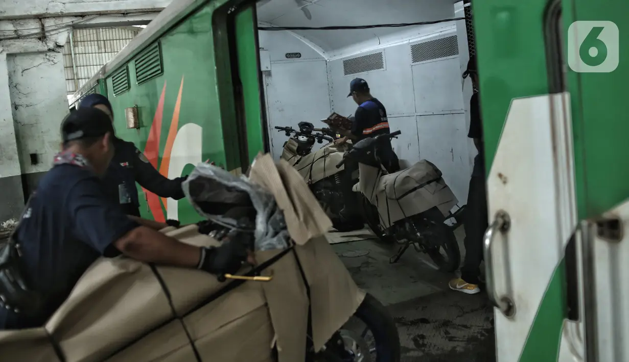 Program ini menyediakan jasa pengiriman sepeda motor gratis bagi pemudik yang pulang ke kampung halaman menggunakan transportasi umum dengan kuota sebanyak 10.440 sepeda motor hingga 20 April 2023. (merdeka.com/Iqbal S. Nugroho)