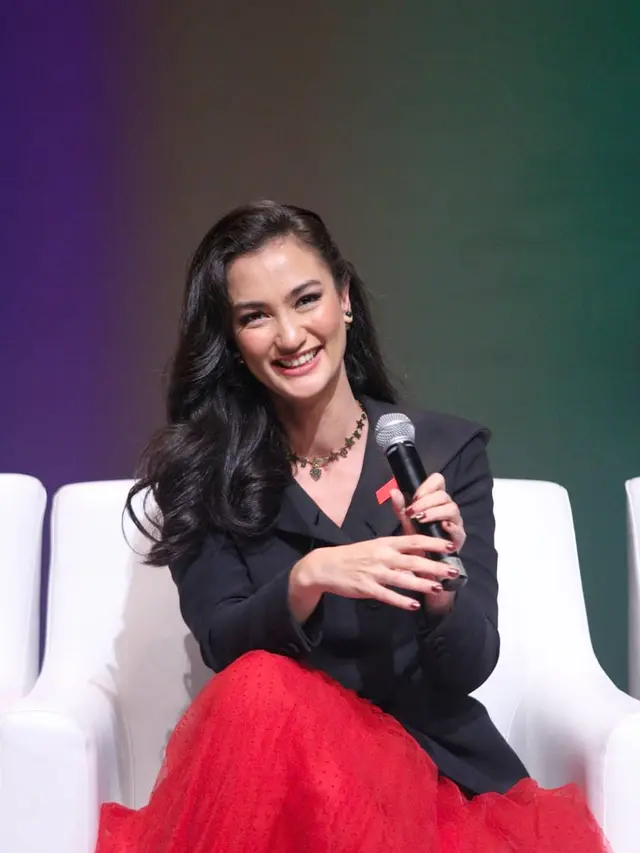 [Fimela] Atiqah Hasiholan