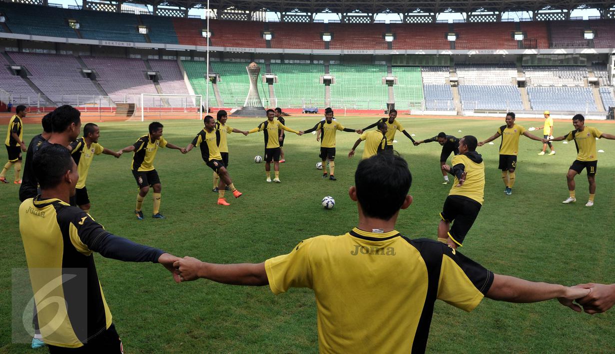 Pemain Sriwijaya FC menjalani latihan ringan di Lapangan Gelora Bung Karno Jakarta, Sabtu (2/4). Sesi latihan ini bertujuan untuk pemanasan dan pertandingan Semi Final piala Bhayangkara memperubatkan juara 3. (Liputan6.com/JohanTallo)