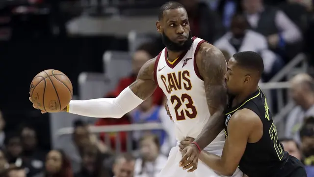 Aksi LeBron James saat membantu Cavaliers menekuk Hawks pada lanjutan NBA