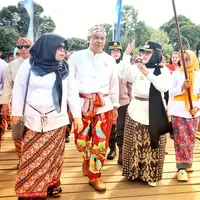 Wali Kota Bontang Neni Moerniaeni saat menghadiri Festival budaya Erau Adat Pelas Benua Kampong Adat Guntung Tahun 2025.