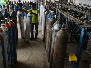 Pekerja mengisi ulang tabung oksigen (o2) untuk kebutuhan medis di tempat pengisian ulang di Banda Aceh, Selasa (24/9/2019). Menurut pemilik usaha, permintaan tabung oksigen mengalami peningkatan sehubungan menebalnya kabut asap di sejumlah daerah di Provinsi Aceh. (CHAIDEER MAHYUDDIN / AFP)