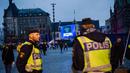 Polisi berjaga dekat tempat nonton bareng liga Champions antara Malmo FF dan Paris Saint Germain di Malmo, Swedia, Rabu (25/11/2015).  Zlatan Ibrahimovic membayar semua biaya acara nonton bareng di kampung halamannya. (AFP Photo/Jonathan Nackstrand)