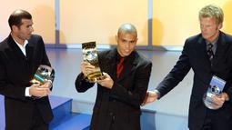 Pemain Brasil, Ronaldo (tengah) mengangkat trofi Pemain Terbaik Dunia FIFA bersama pemain Prancis Zinedine Zidane (kiri) dan kiper Jerman Oliver Kahn pada acara yang berlangsung di Madrid, 17 Desember 2002. Sepanjang kariernya sebagai pesepak bola, Ronaldo telah mengoleksi 7 penghargaan individu, diantaranya tiga gelar Pemain Dunia FIFA Terbaik, dua trofi Ballon d'Or, Sepatu Emas Eropa, dan Bola Emas Piala Dunia FIFA tahun 1998. (AFP/Pierre-Philippe Marcou)