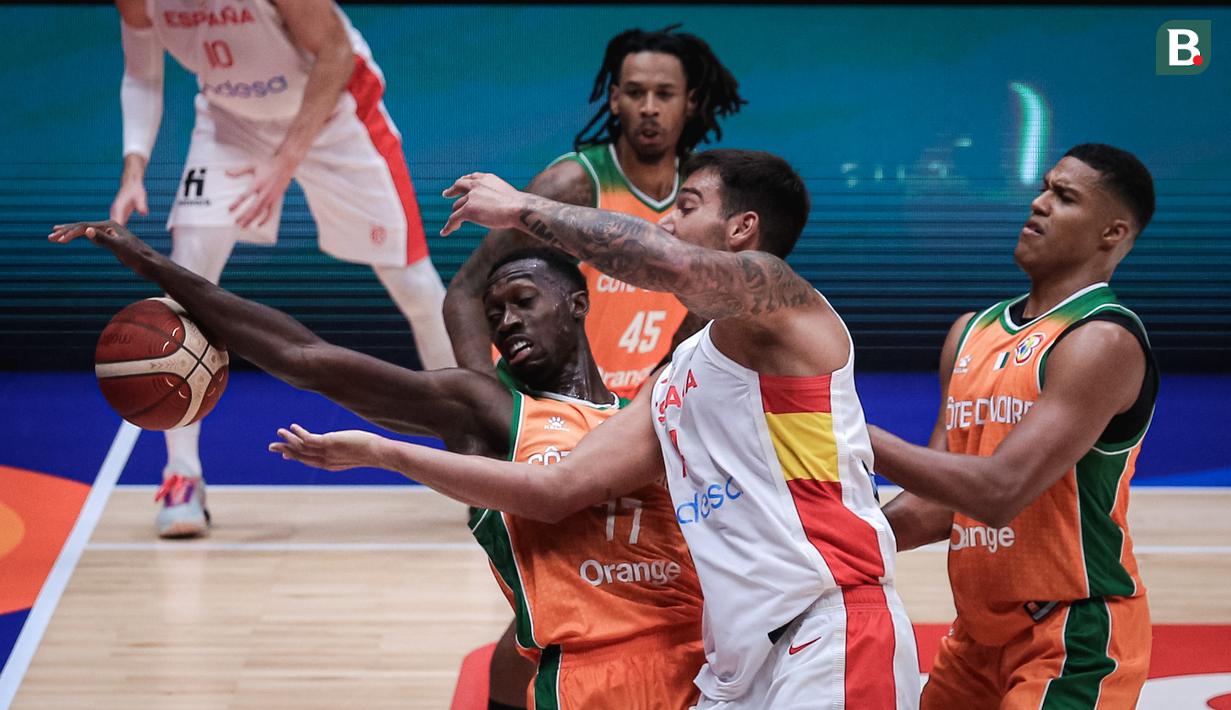 <p>Pebasket Spanyol, Willy Hernangomez (tengah) berebut bola dengan pebasket Pantai Gading, Jean Philippe Dally pada laga Grup G Piala Dunia FIBA 2023 di Indonesia Arena, Senayan, Jakarta, Sabtu (26/08/2023). (Bola.com/Bagaskara Lazuardi)(Bola.com/Bagaskara Lazuardi)</p>