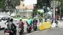 Pengendara sepeda motor melawan arus lalu lintas di perempatan lampu merah kawasan Gondangdia, Jakarta, Senin (29/4/2019). Rendahnya kesadaran tertib berlalu lintas menyebabkan para pengendara nekat melawan arus. (Liputan6.com/Immanuel Antonius)