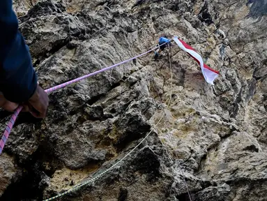 Aksi Pemanjat Tebing Kibarkan Merah Putih di Lhoknga Aceh Sambut HUT Ke 81 RI