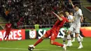 Pemain Tunisia, Fakhredine Ben Youssef (kiri) saat mencetak gol ke gawang Portugal pada laga uji coba di Estadio Municipal de Braga, (28/5/2018) waktu setempat. Portugal dan Tunisia bermain imbang 2-2. (AP/Armando Franca)