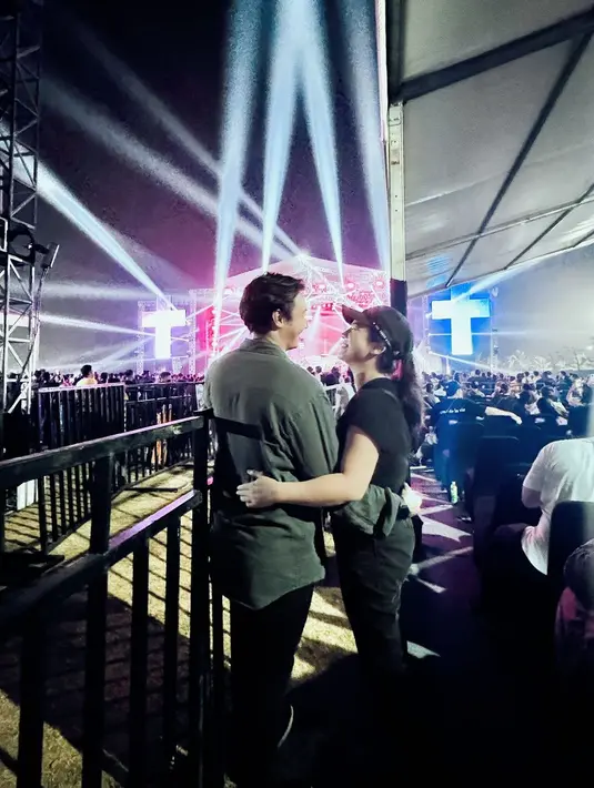 Karena kesibukan masing-masing syuting striping, Feli dan Hito susah untuk ketemu. Hingga keduanya saling bergantian main ke lokasi syuting masing-masing untuk ketemu. [Instagram/felicyangelista_]