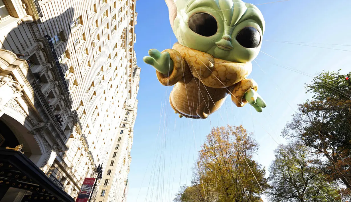 Balon Baby Yoda di Macy's Thanksgiving Day Parade 2022. (Foto: Charles Sykes/Invision/AP)