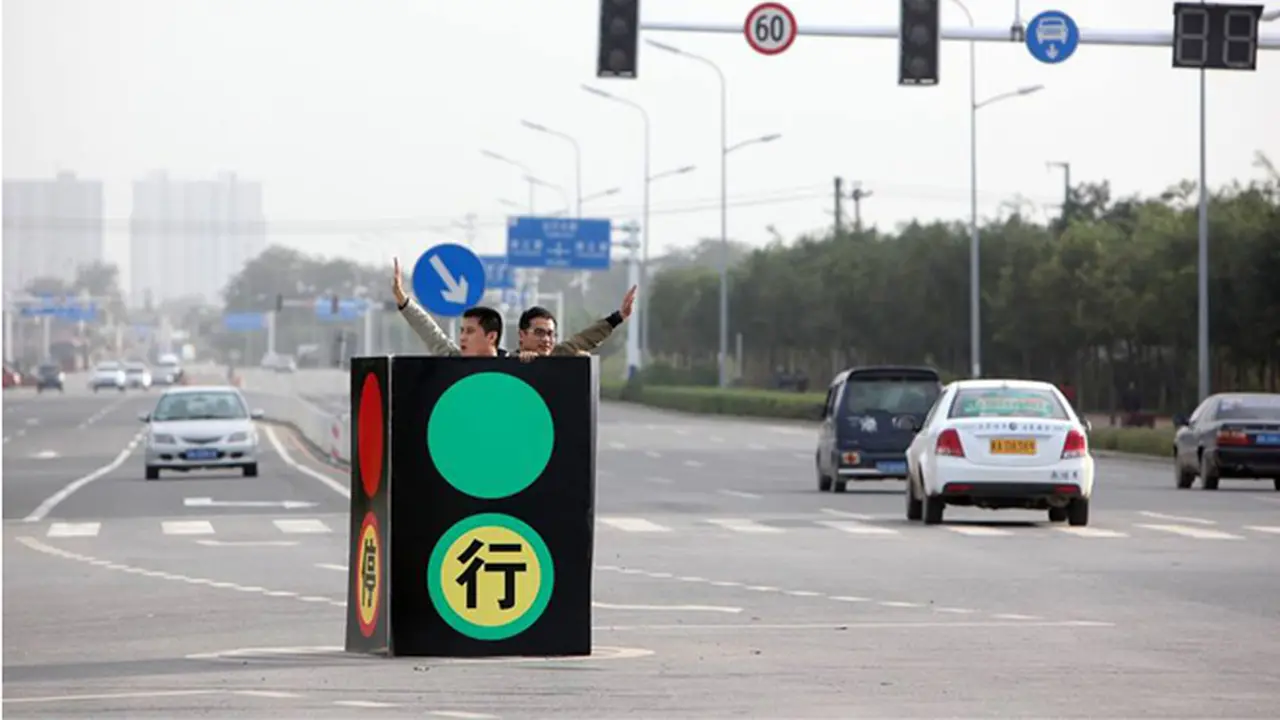 Unik, Lampu Lalin Manual Ini Atur Jalanan di China