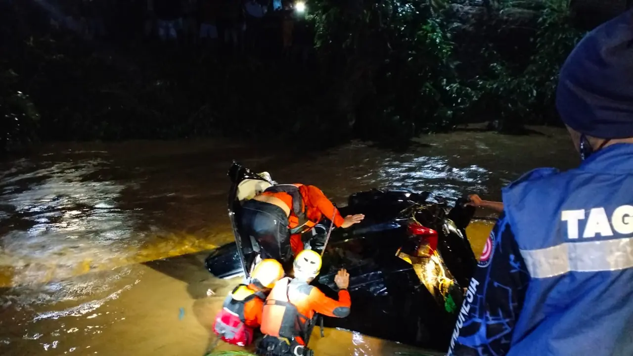 Kakak adik di Tuban tewas usai mobilnya terseret banjir dan masuk sungai. (Istimewa)