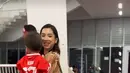 Tak seperti penonton lain yang pakai Jersey, Jennifer Bachdim tampil beda dengan gaya yang menawan [@jenniferbachdim]