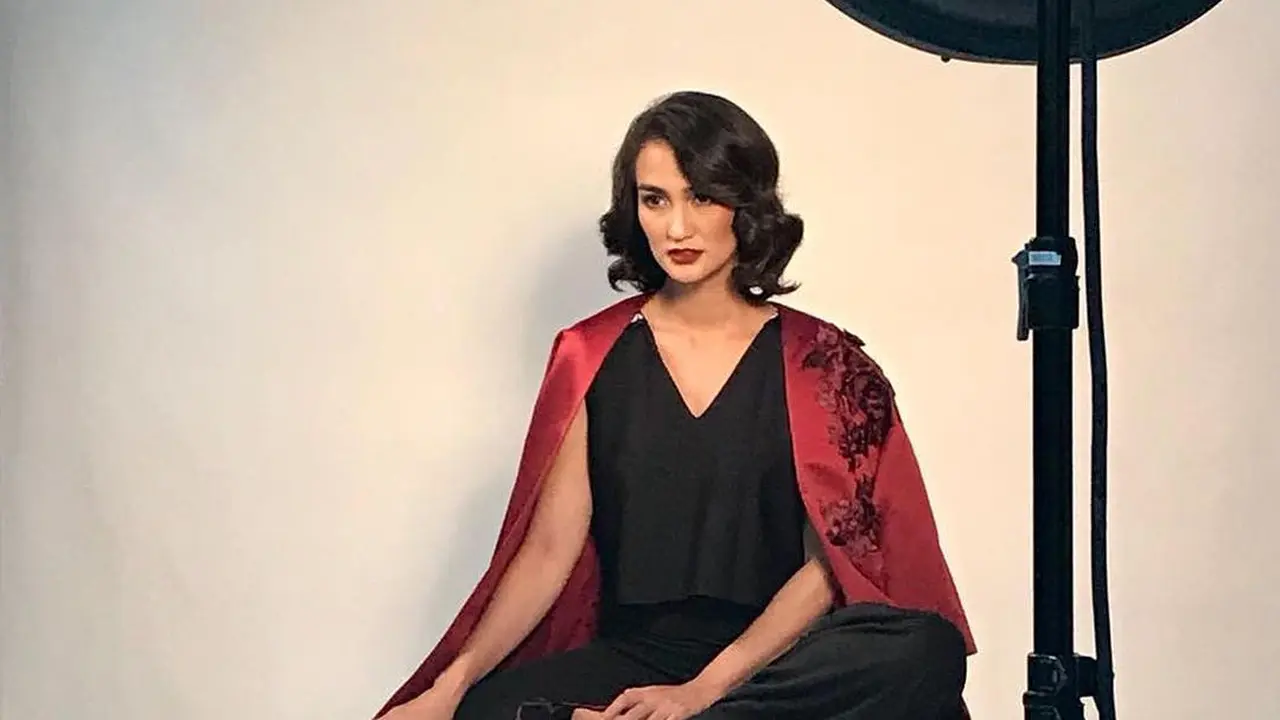 [Bintang] Pakai Kebaya Lebih Elegan dengan Makeup Andalan Atiqah Hasiholan Ini
