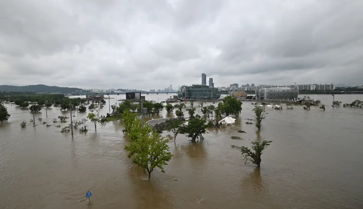 Sebuah taman di samping sungai Han terendam banjir menyusul hujan lebat di Seoul (11/8/2020). Banjir mencetak rekor baru dengan lebih banyak hujan deras diperkirakan sampai pertengahan Agustus. (AFP/Jung Yeon-je)