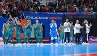 Timnas Futsal Indonesia berdiri di tengah lapangan dan menyanyikan lagu Tanah Airku bersama suporter yang hadir di Indonesia Arena, Jakarta, setelah kemenangan 3-2 atas Vietnam di perempat final Piala Asia Futsal 2026, Selasa (3/2/2026). (Bola.com/Bagaskara Lazuardi)