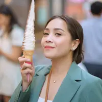 Tampilan flawless Nagita juga terlihat saat wisata kuliner di Korea Selatan [@raffinagita1717]