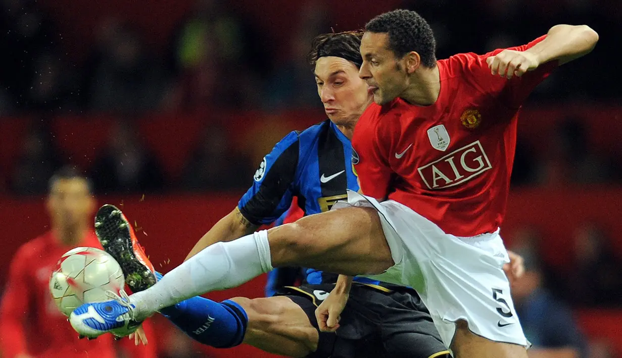 Striker Inter Milan, Zlatan Ibrahimovic, berebut bola dengan bek Manchester United, Rio Ferdinand, pada leg kedua babak 16 Besar Liga Champions musim 2008/2009 di Stadion Old Trafford, Manchester, (11/3/2009). MU menang 2-0. (AFP/Andrew Yates)