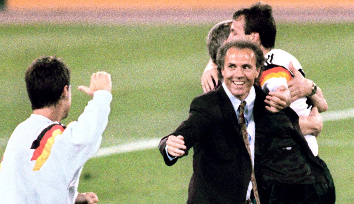 Franz Beckenbauer (kanan) membawa Jerman Barat kala itu tampil di final edisi 1986 dan 1990. Pada Piala Dunia 1986, Jerman Barat harus menerima kekalahan dari Argentina. Empat tahun berselang, Beckenbauer kembali dipercaya mengarsiteki Jerman Barat dan kembali tampil di final dengan status pemenang. (AFP/Staff)