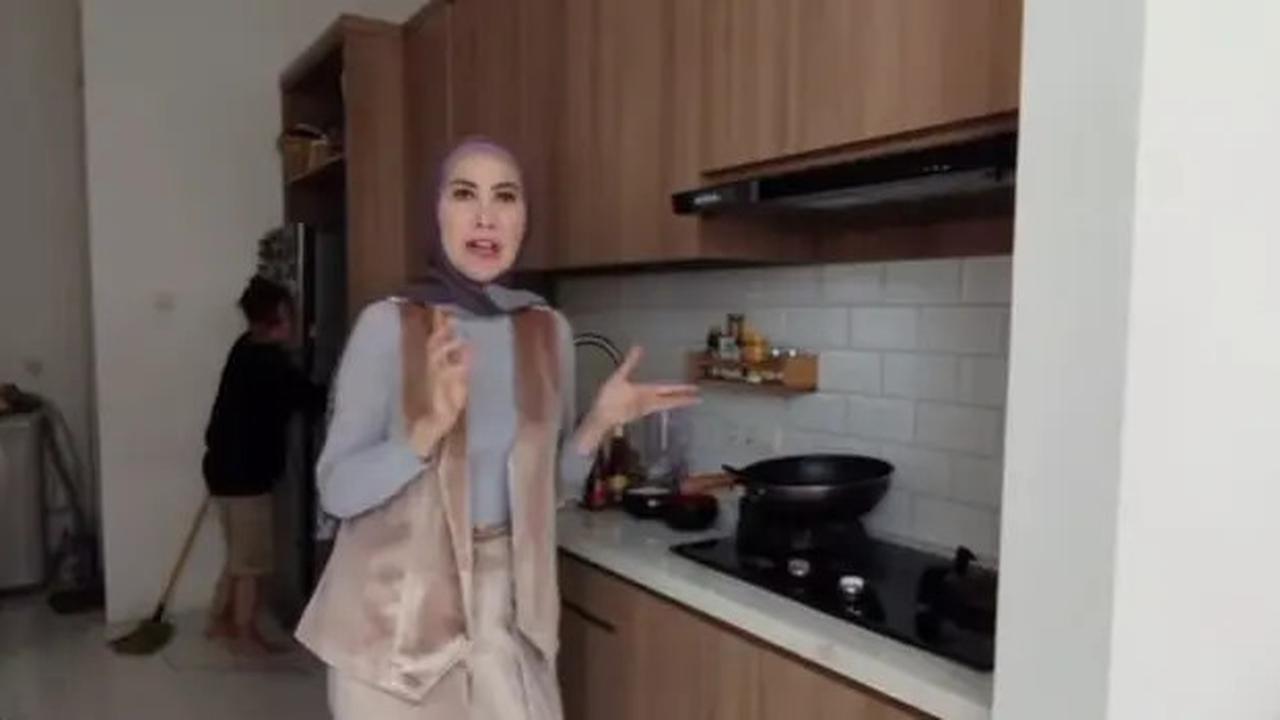 7 Potret Dapur Rumah Venna Melinda, Minimalis dan Elegan