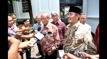 Tim Independen memberikan keterangan kepada pers usai temui Presiden Joko Widodo di Istana Negara, Jakarta, Rabu (28/1/2015). (Liputan6.com/Faizal Fanani)