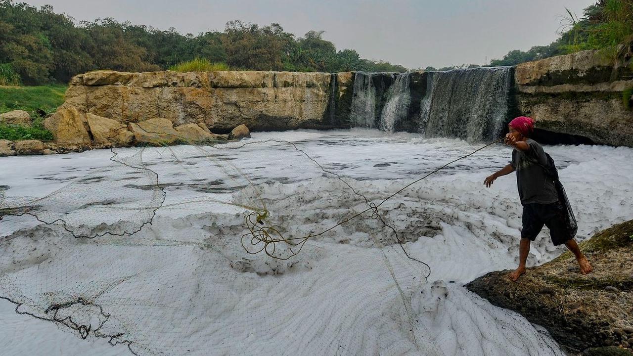 Kali Cileungsi yang merupakan hulu Kali Bekasi ini keadaannya kini telah tercemar oleh limbah pabrik berbahaya.<br><br>Kondisi kali yang berada di kawasan Angsana, Gunung Putri, Bogor, Minggu (27/08/2023) ini kini terlihat mengkhawatirkan<br>