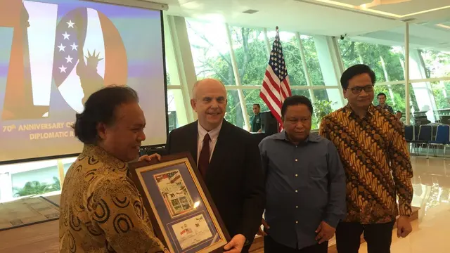 RI dan AS Luncurkan Perangko untuk memperingati hubungan diplomatik kedua negara (Liputan6.com / Teddy T.S. Berty)