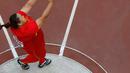 Atlet wanita lempar martil Cina, Wang Zheng beraksi di babak kualifikasi selama 15 IAAF World Championships di Stadion Nasional di Beijing, Cina, (26/8/2015). (REUTERS/Fabrizio Bensch)