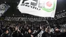 Fans Juventus memberikan aplaus untuk striker Real Madrid, Cristiano Ronaldo, usai mencetak gol indah dengan tendangan salto pada laga Liga Champions di Stadion Allianz, Selasa (3/4/2018). Juventus takluk 0-3 dari Real Madrid. (AFP/Javier Soriano)