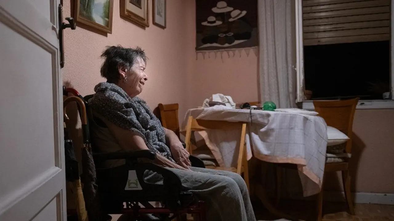 Maria del Carmen Abascal (87) menunggu kedatangan polisi yang akan mengusirnya dari rumah tempat tinggalnya di Madrid, Spanyol, Rabu (23/9/2026).