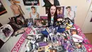 Gabrielle Newton Bieber berpose bersama sejumlah album, merchandise dan poster Justin Bieber yang berada di dalam kamarnya. (dailymail.co.uk)