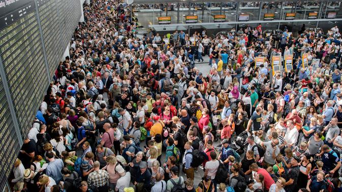 Calon penumpang berkumpul di Terminal 2 Bandara Munich, Sabtu (28/7). Kepolisian Jerman menutup terminal 2 bandara tersebut setelah seorang wanita dilaporkan melewati pos keamanan tanpa menjalani pemeriksaan. (Matthias Balk/dpa via AP)