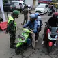 Petugas memeriksa surat tugas pemilik kendaraan bermotor pada Pos Penyekatan Lebaran 2021 di Ciloto, Cianjur, Jawa Barat (9/5/2021). Pos penyekatan ini ditujukan kepada kendaraan pemudik yang selanjutnya akan memutar balik para pemudik dalam upaya pengendalian COVID-19. (merdeka.com/Arie Basuki)