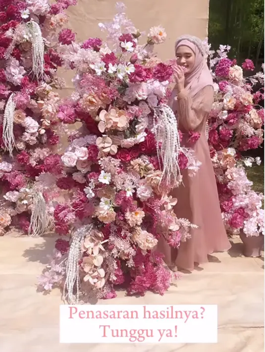 Gaun yang dikenakan Inara sangat simpel tapi elegan. Hiasan di kepalanya yang terlihat seperti mahkota membuat mantan anggota girl grup Bexxa ini makin cantik. Sama cantiknya dengan bunga-bunga yang mengelilinginya, Inara Rusli banjir pujian dari publik. Momen pemotretannya saja sudah bagus, tak heran jika banyak yang penasaran dengan hasil pemotretan Inara Rusli pasca lepas cadar ini. (Liputan6.com/IG/@dierabachir)