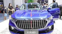 Seorang pengunjung menjajal sedan ikonis FAW Hongqi di Pameran Otomotif Internasional Changchun China ke-17 di Changchun, Provinsi Jilin, China, pada 10 Juli 2020. Pameran Otomotif Internasional Changchun China yang berlangsung selama 10 hari ini dibuka pada Jumat (10/7). (Xinhua/Yan Linyun)