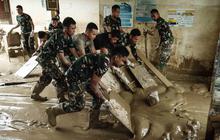 FOTO: Prajurit TNI AD Berjibaku Bersihkan Lumpur Tebal di RSUD Aceh Tamiang