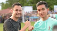 Calon wakil presiden Nomor Urut 2, Gibran Rakabuming Raka (kiri) bersama Raffi Ahmad (kanan) di acara bertajuk 'Samsul Mini Soccer'. Acara itu dilaksanakan di Lapangan Taremball Matawaru, Maluku Tengah, Senin (8/1) (Istimewa)