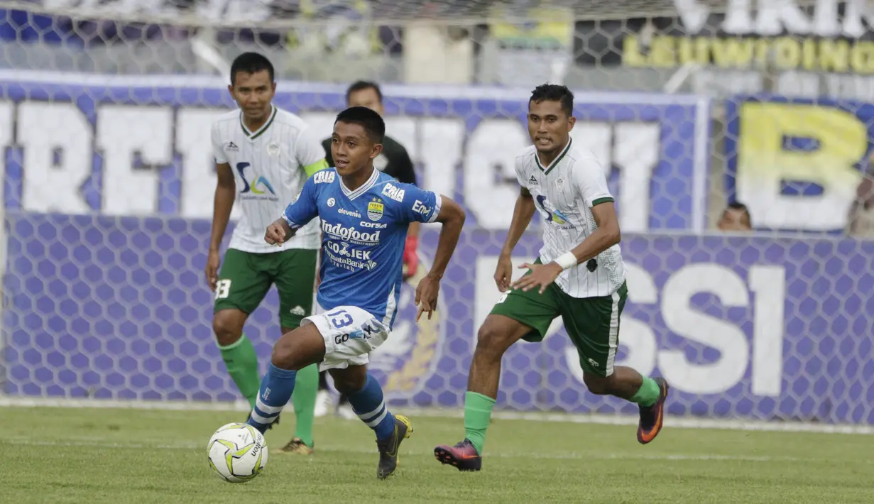 Gelandang Persib Bandung, Febri Hariyadi, menggiring bola saat melawan Persiwa Wamena pada laga Piala Indonesia di Stadion Si Jalak Harupat, Bandung, Senin (11/2). Persib menang 7-0 atas Persiwa. (Bola.com/M Iqbal Ichsan)