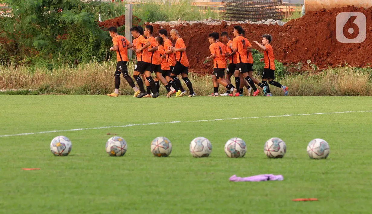 Lantas pada 2018, Ryo Matsumura merantau ke luar Jepang untuk bergabung dengan Rayong FC dan Chiangmai FC. Selanjunya, ia membela BG Pathum United FC pada 2021 hingga kemudian dipinjamkan ke Police Tero FC. (Bola.com/M. Iqbal Ichsan)