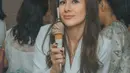 <p>Tak hanya penampilan cantik, momen Wulan Guritno makan es krim jadi sorotan publik. Ia begitu menggemaskan ketika berpose sambil membawa ice cream. [Foto: instagram.com/wulanguritno]</p>
