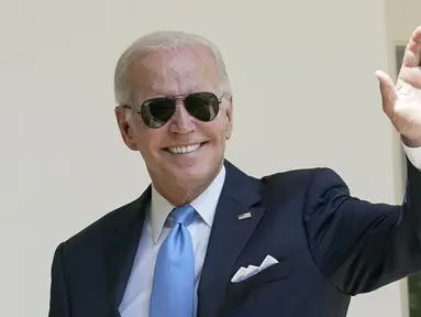Presiden Amerika Serikat Joe Biden melambaikan tangan saat pergi usai berbicara di Taman Mawar Gedung Putih, Washington, Amerika Serikat, 27 Juli 2022. Tim Dokter Gedung Putih memastikan Joe Biden sudah negatif COVID-19 dan tidak perlu lagi menjalani isolasi. (AP Photo/Susan Walsh)