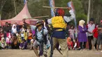 Dua orang warga melakukan ritual 'Ujungan' atau tari sabet untuk meminta hujan di Desa Karang Jati, Banjarnegara, Jateng, Jumat (23/10). 'Ujungan' adalah pertarungan rotan antara dua orang yang merupakan ritual untuk meminta hujan. (REUTERS/Nicholas Owen)