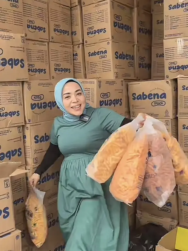 Tumpukan Kardus di depan rumah Muzdalifah, sumber TikTok: @Trending store muzdalifah